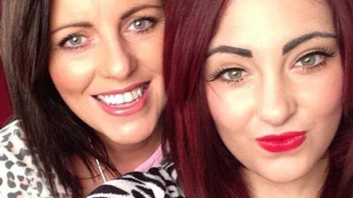 toata lumea a vazut fotografia cu tanara distrusa de durere care tinea sicriul mamei putini stiu