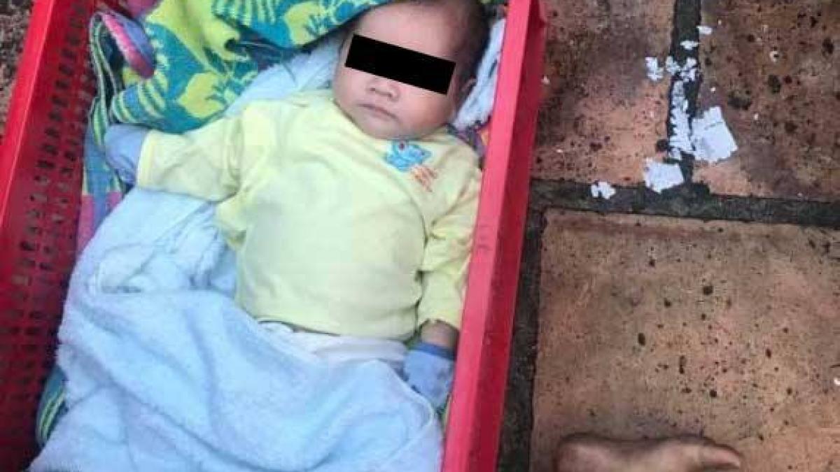 bebelus abandonat intr o lada de bere pe o strada oamenii au inceput sa planga cand au vazut cine