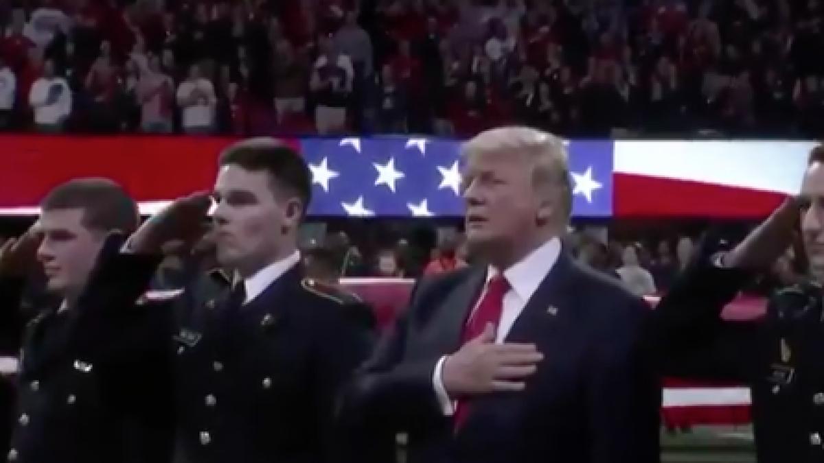 critici la adresa lui donald trump momentul stanjenitor in care a fost surprins cand intona imnul