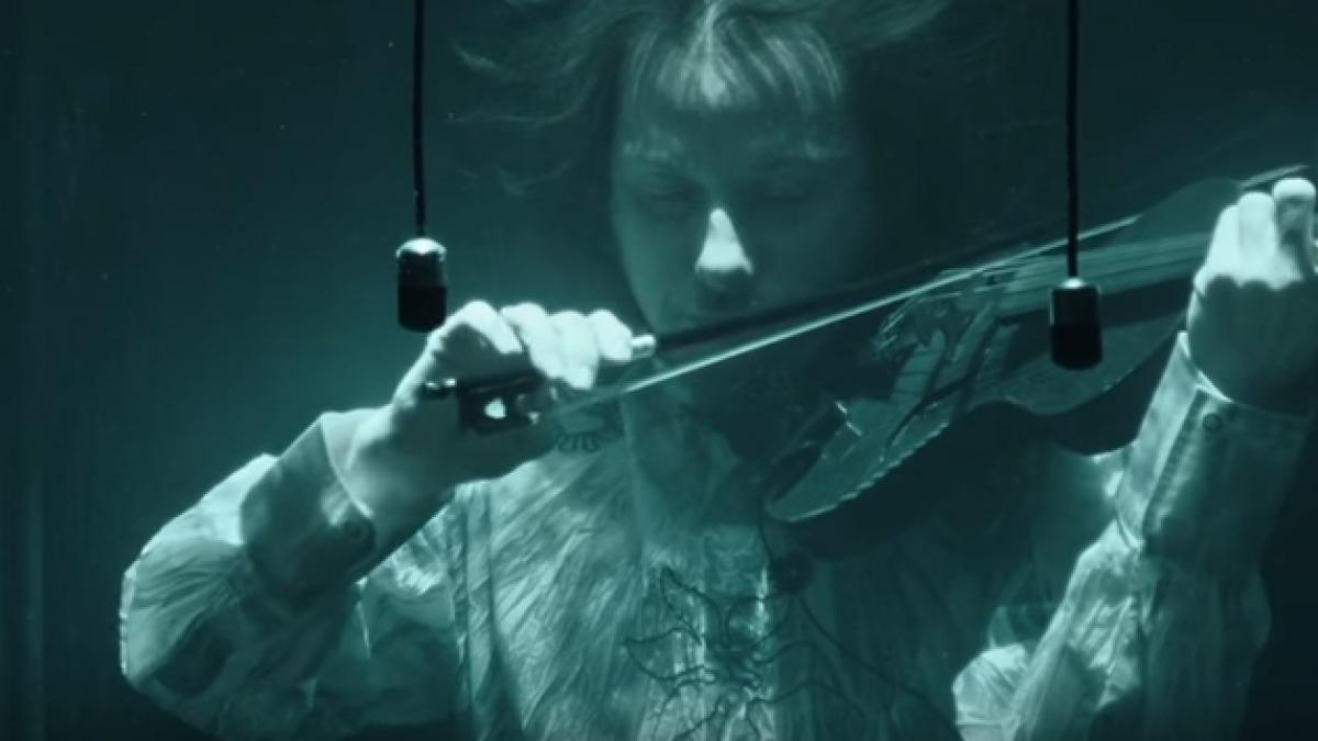 cum suna melodiile trupei care canta doar sub apa video