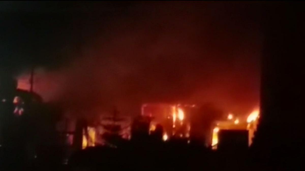 incendiu violent in judetul arges mai multe echipaje de pompieri se lupta cu flacarile