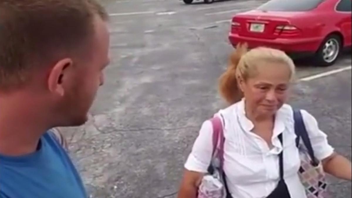 observa in fiecare zi o femeie care trecea prin fata atelierului sau intr o zi s a dus si a vorbit