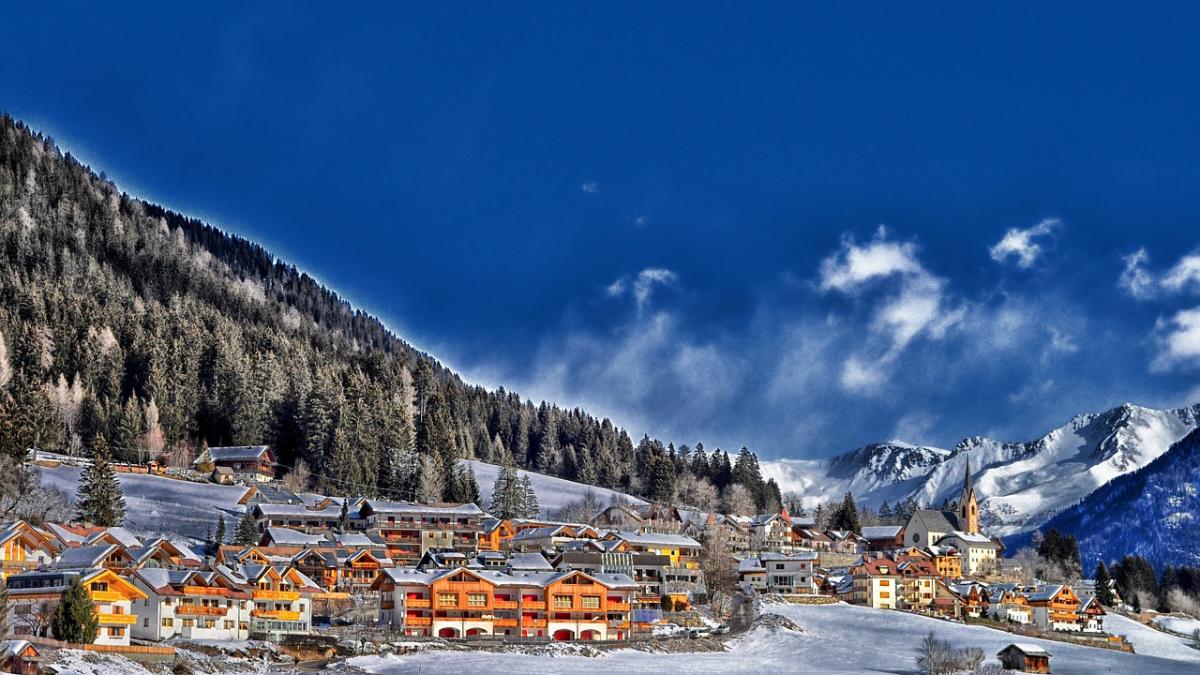 panica intr o statiune montana aproximativ 13 000 de turisti sunt blocati fara curent electric