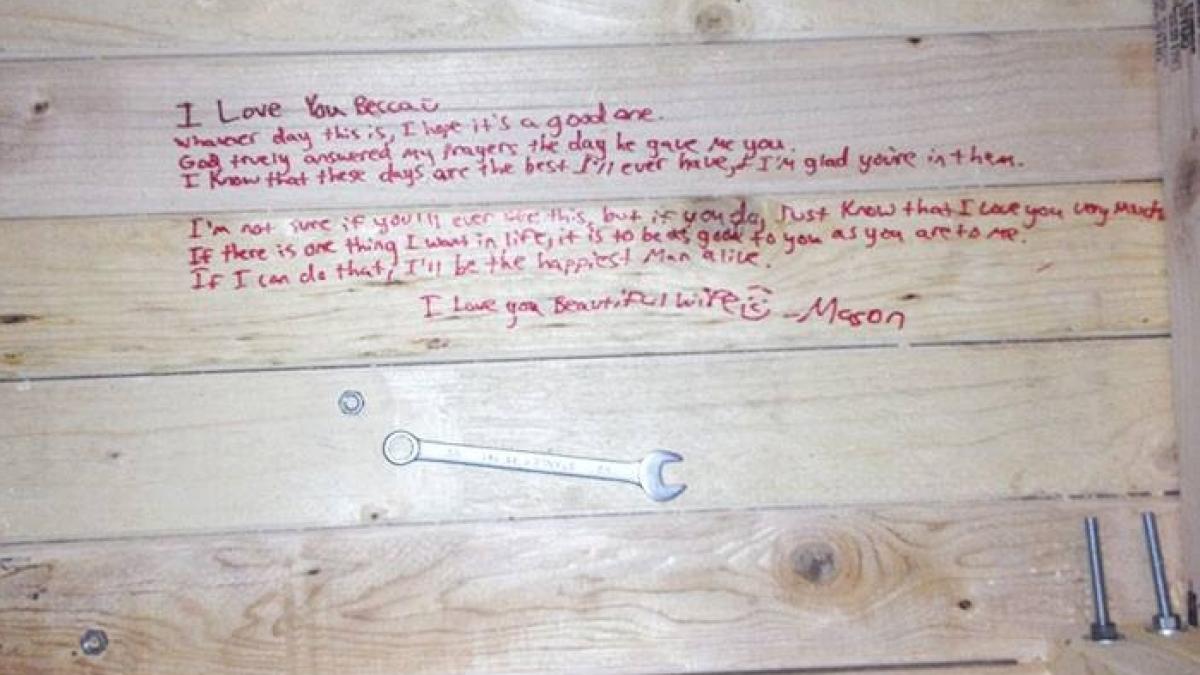 a gasit un mesaj pe o banca la scurt timp de la moartea tatalui sau vitreg