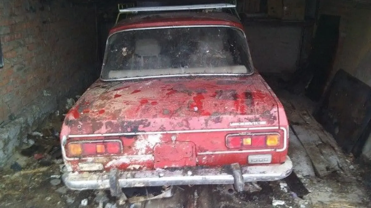 au descoperit un garaj abandonat iar cand au intrat au dat peste o masina veche barbatul a deschis