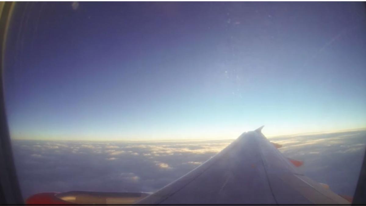 se afla in avion cand a zarit ceva ciudat printre nori a luat telefonul si a facut imediat o