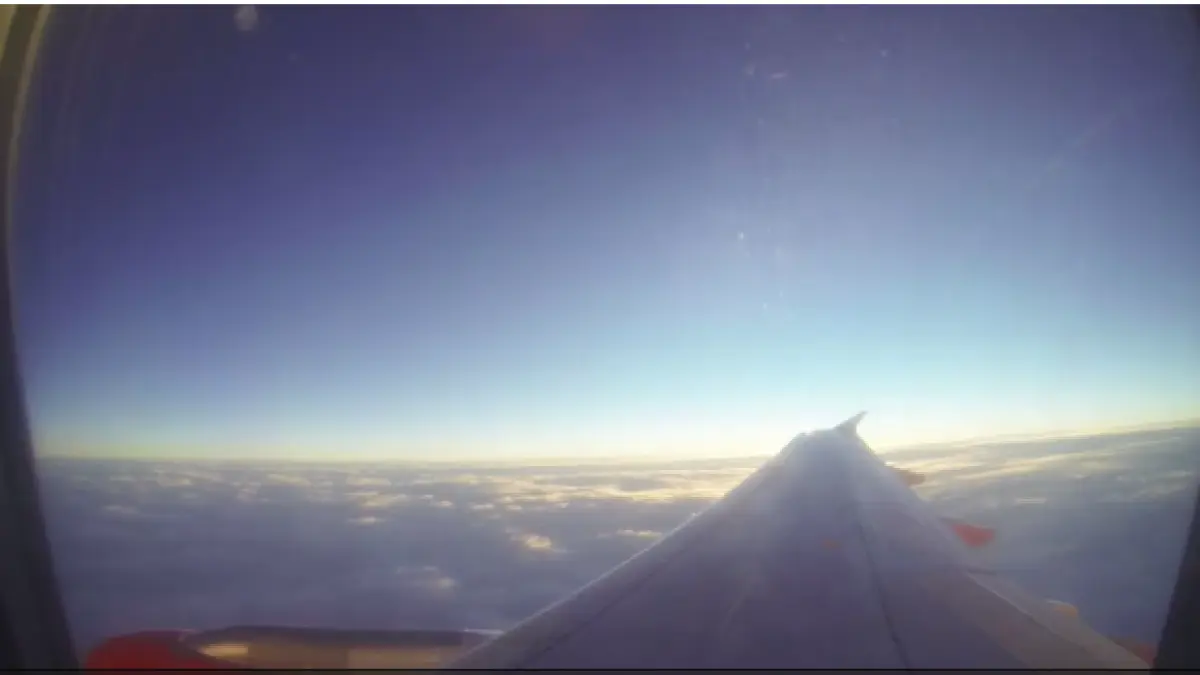 se afla in avion cand a zarit ceva ciudat printre nori a luat telefonul si a facut imediat o