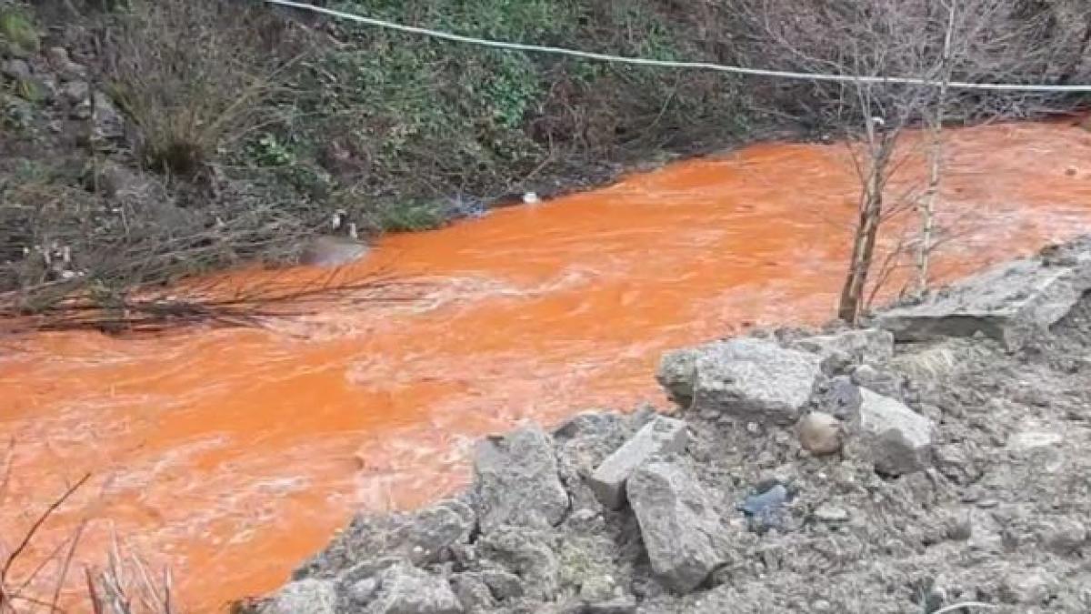 un rau din maramures a capatat peste noapte culoarea rosie explicatia specialistilor