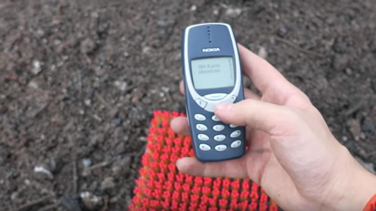care este cel mai rezistent telefon din lume au pus o bila de metal incins pe el a luat foc dar a