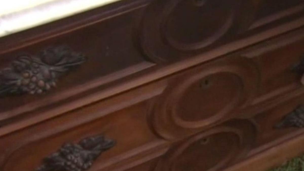 si a cumparat un dulap de la un targ de vechituri pe drum a inceput sa auda niste zgomote ciudate