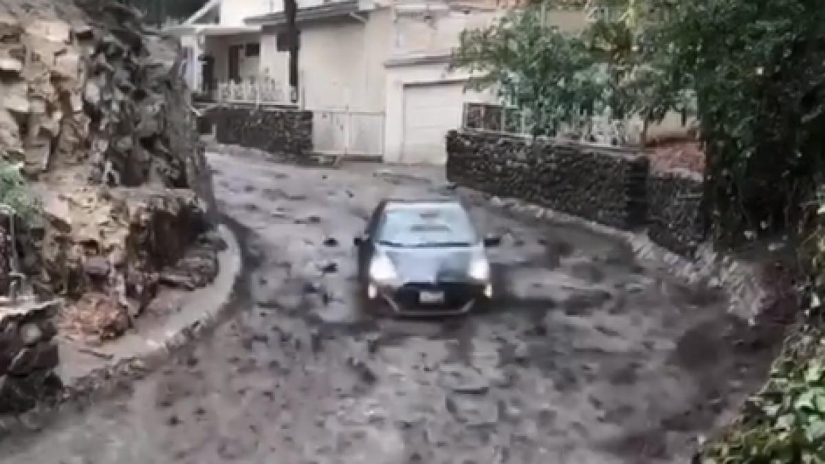 cum a reusit sa scape cu viata un cuplu dupa ce masina lor a fost luata de un torent de noroi video