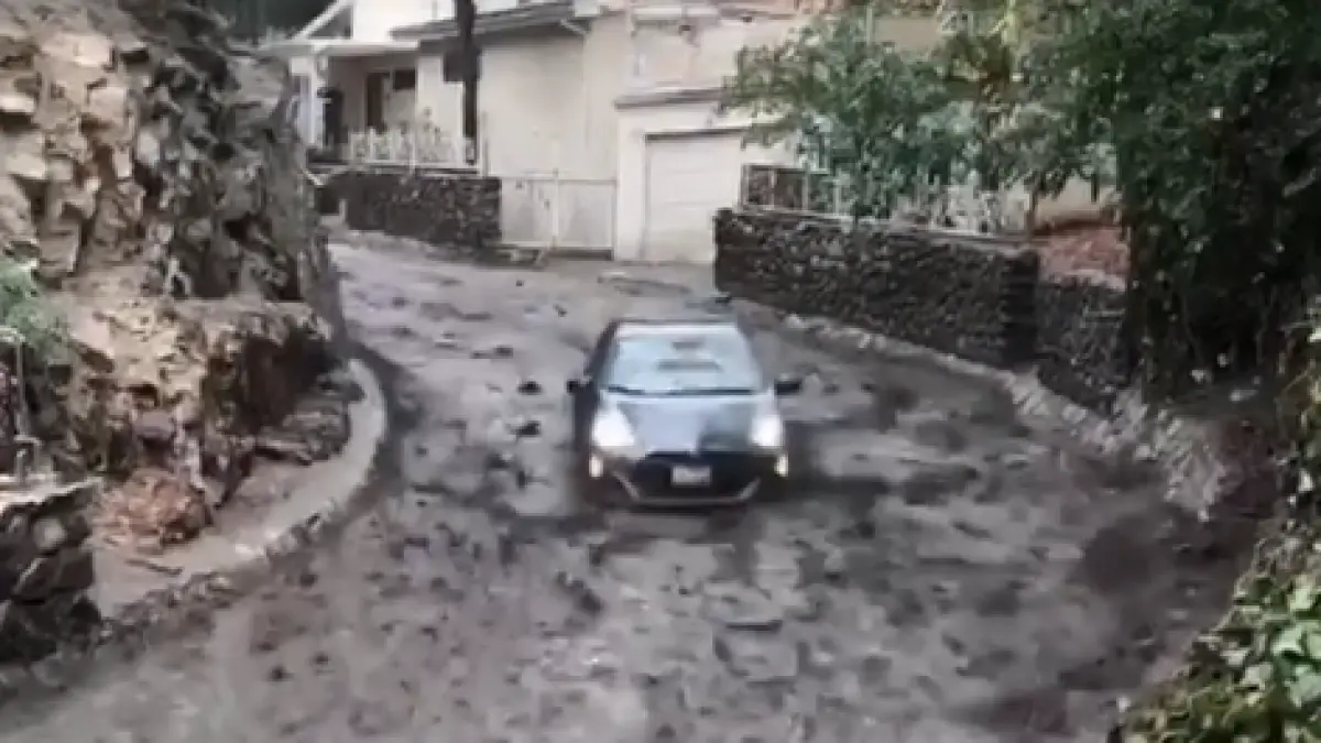 cum a reusit sa scape cu viata un cuplu dupa ce masina lor a fost luata de un torent de noroi video