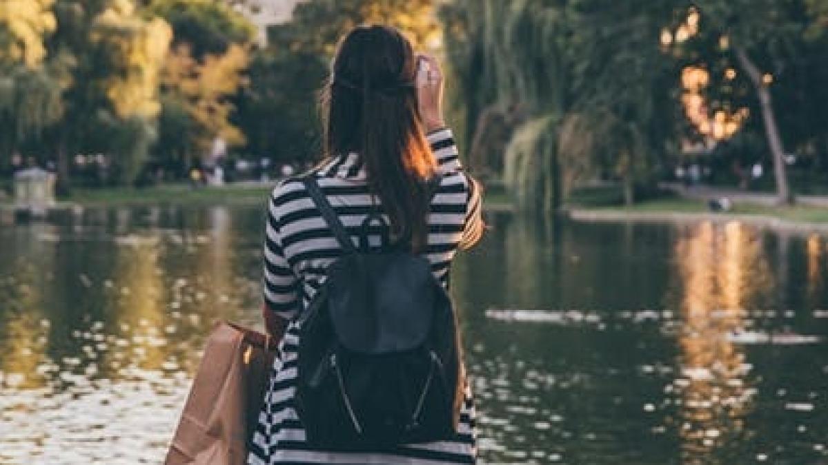 o femeie isi cara inima intr un rucsac oriunde ar merge cum e posibil