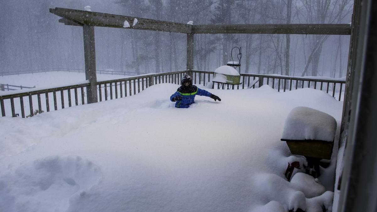 baiatul care merge kilometri intregi prin ger spre scoala si traieste in conditii greu de imaginat