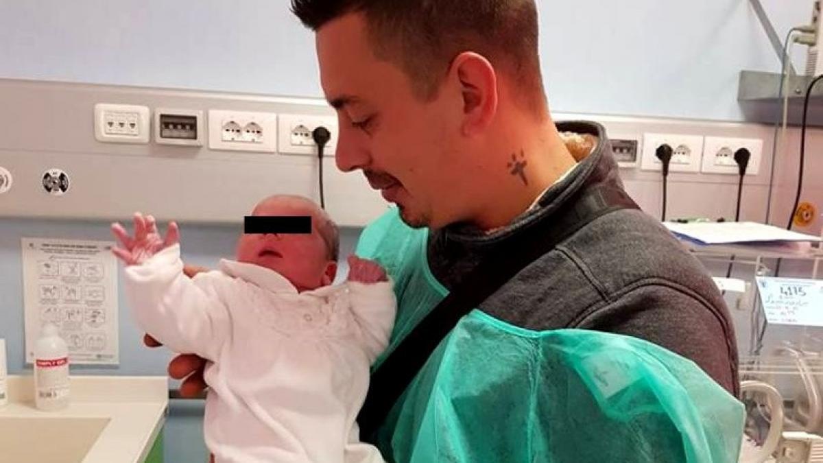 inainte sa plece la munca un roman si a sarutat bebelusul pe frunte a inceput sa tipe cand a atins o