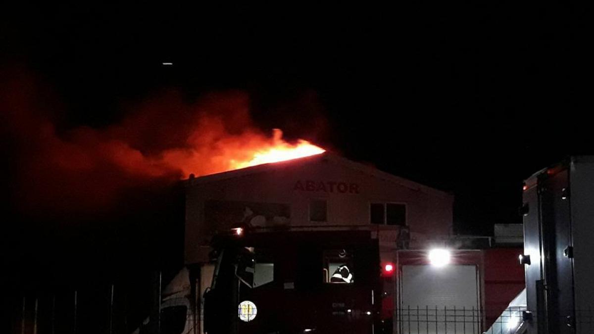 incendiu puternic la un abator din prahova in apropiere se afla rezervoare cu motorina