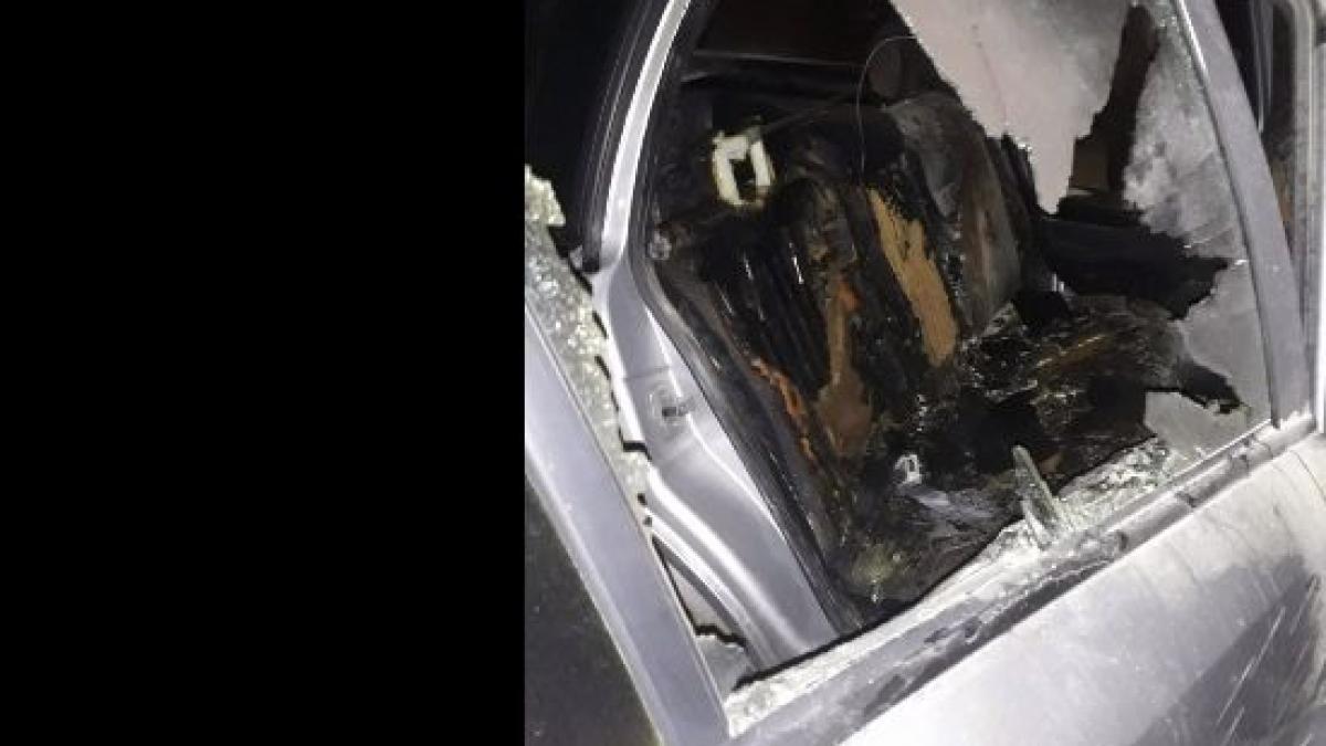 masina unui sef important din politie in flacari