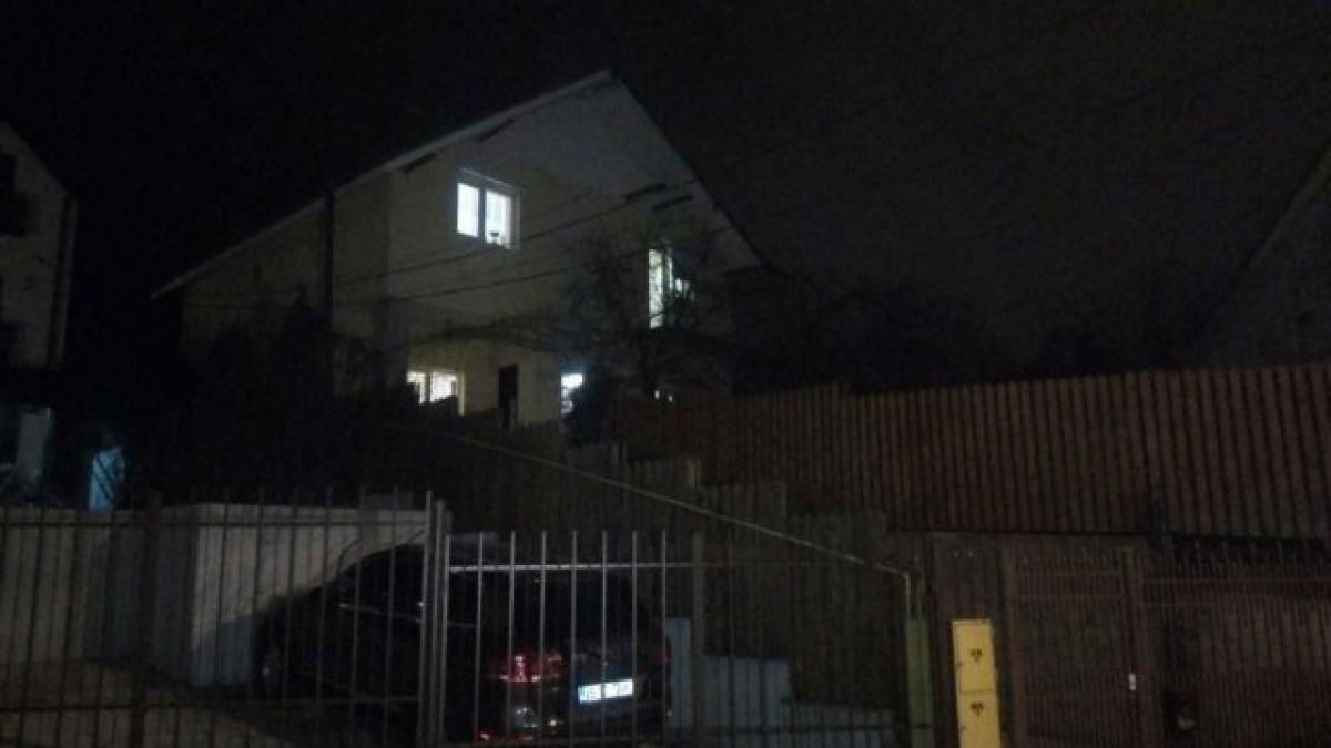 a fost descoperit mort in curtea casei un tanar de 19 ani din iasi s a spanzurat