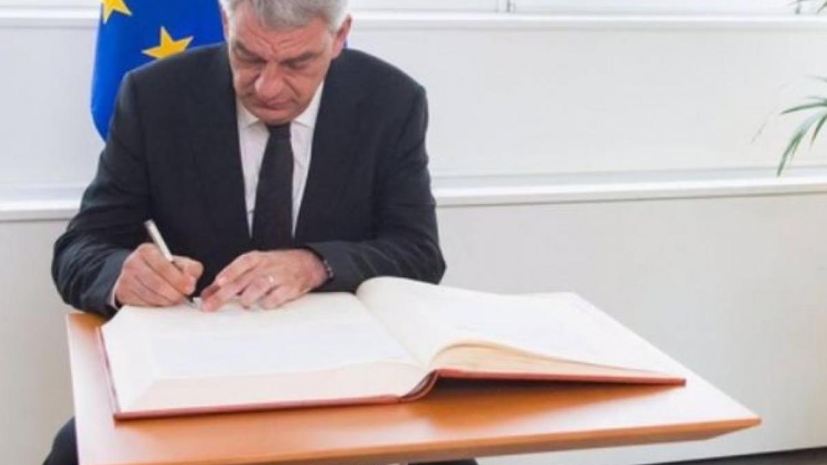 ce prevede constitutia romaniei in cazul demisiei unui premier