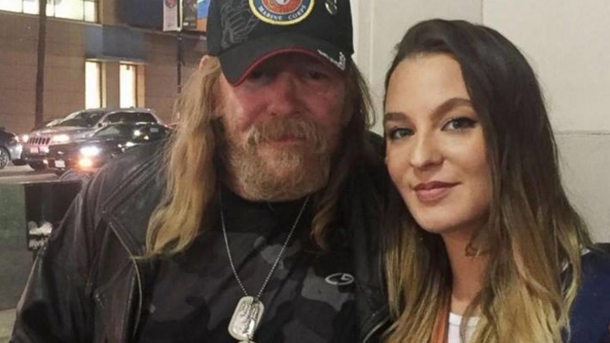 a vazut un om prabusindu se in fata ei si desi era asteptata a sunat dupa ambulanta si a stat cu