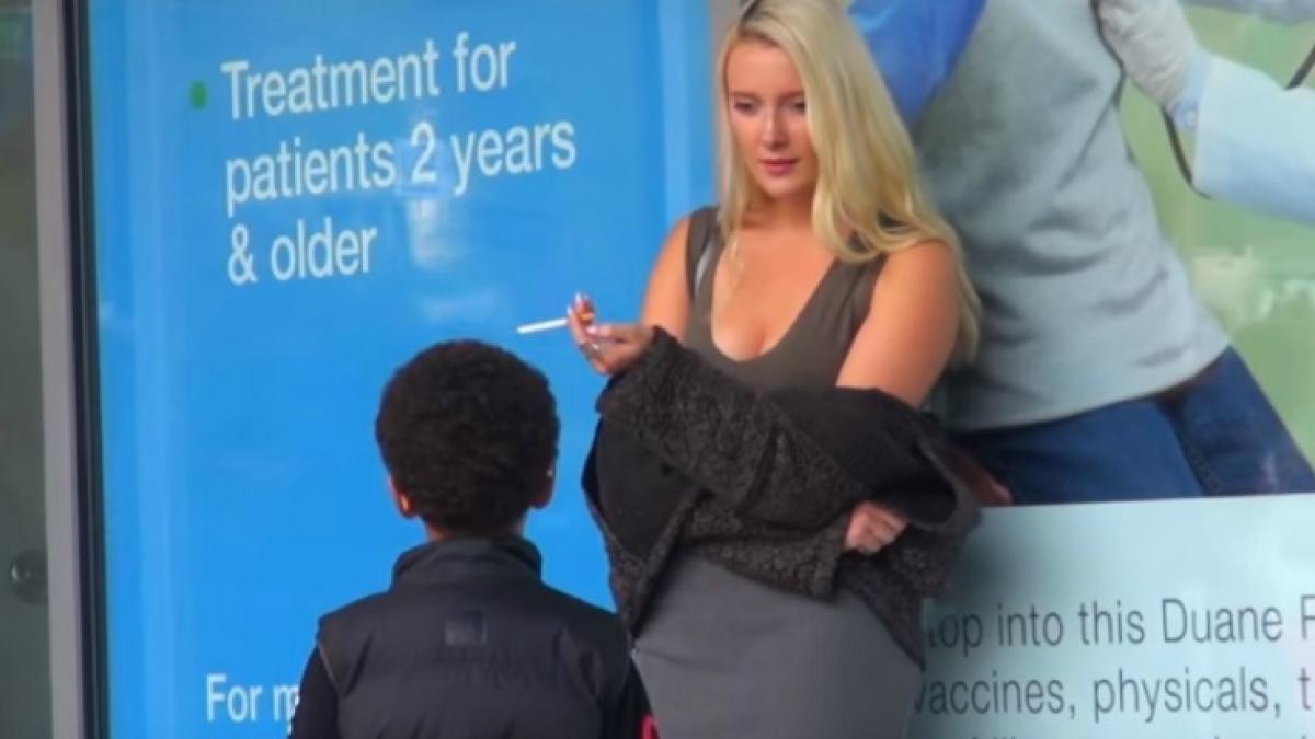 ilegal si imoral ce a facut blonda cand acest baietel s a apropiat de ea internetul a explodat video