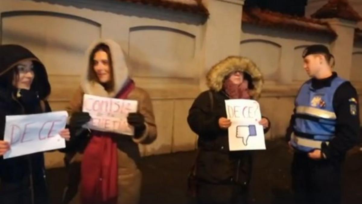 mai putin de zece persoane au protestat la cotroceni dupa decizia lui klaus iohannis de a desemna