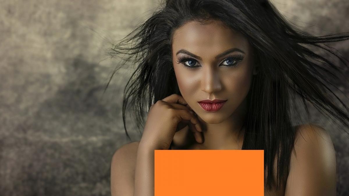 video cum arata frizeria unde barbatii sunt tunsi de femei complet dezbracate