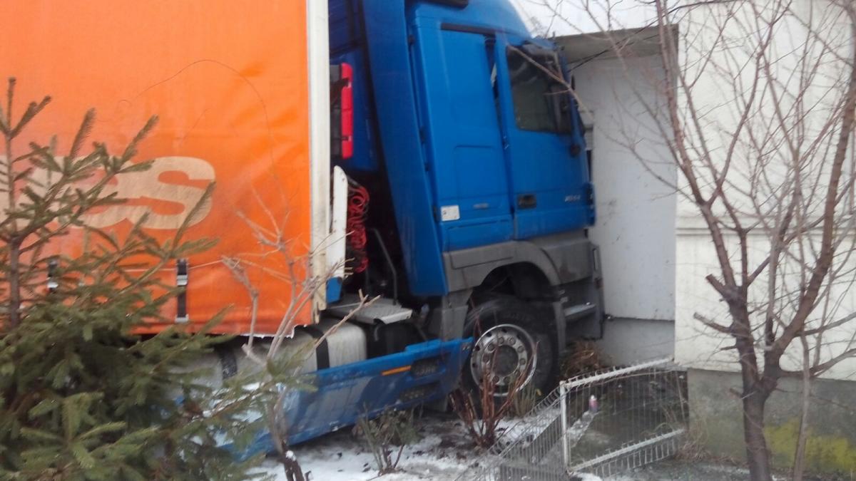 accident uluitor in adjud un tir a intrat intr un bloc