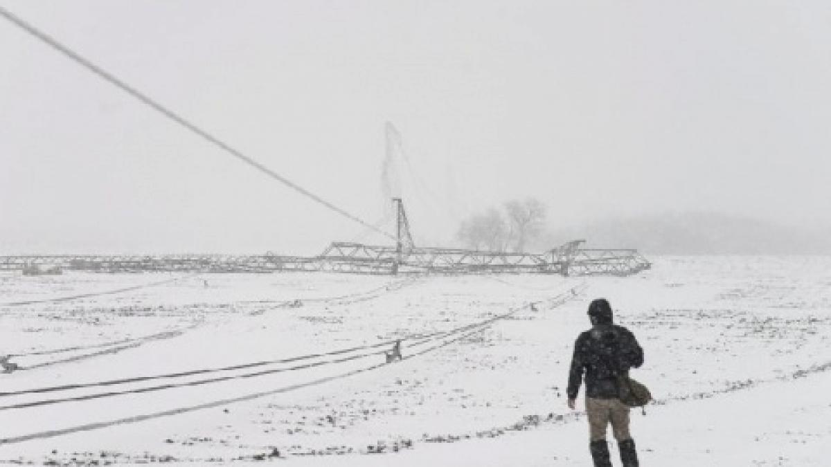 ninsorile fac primele victime un barbat a murit la iasi dupa ce ambulanta a ramas blocata in zapada