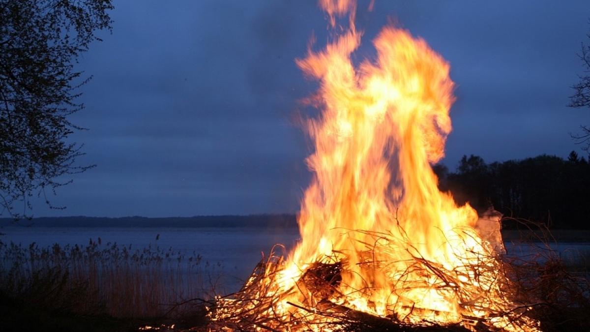 traditie controversata in spania zeci de cai si calareti sunt trecuti prin foc