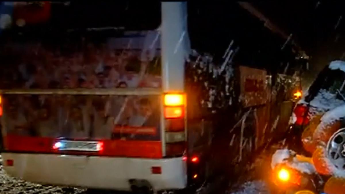 un autobuz cu 18 pasageri s a rasturnat din cauza ninsorii