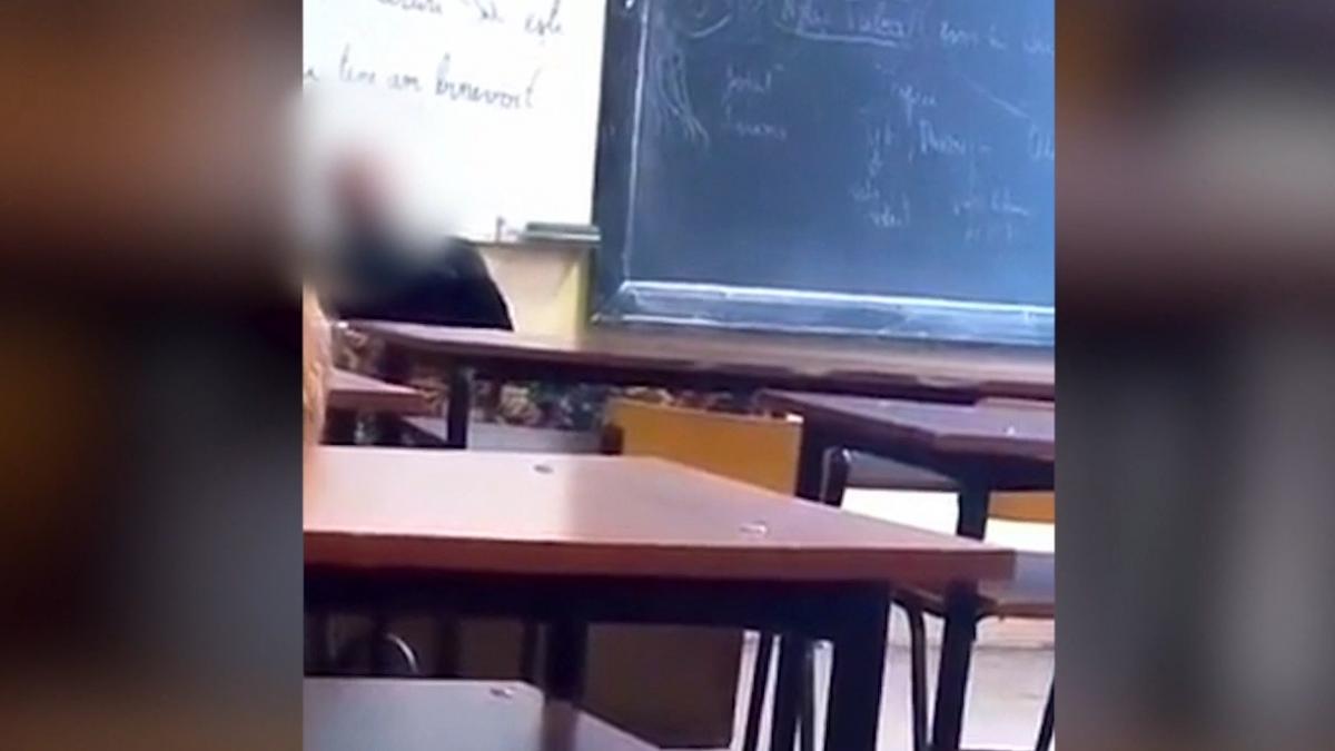 eleva care a depus plangerea impotriva profesorului de religie in pauza am vazut filmarea si am