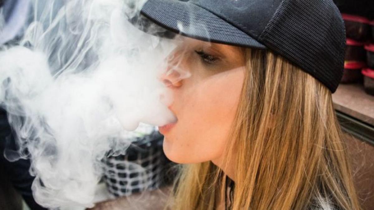 o noua moda periculoasa face furori in randul tinerilor tigara care contine chimicale cu mare