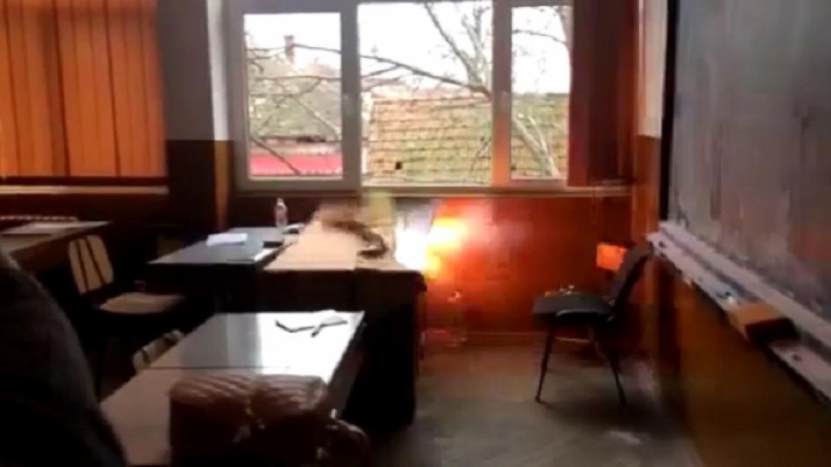 explozie intr o sala de clasa din arad distractia le putea fi fatala unor elevi video