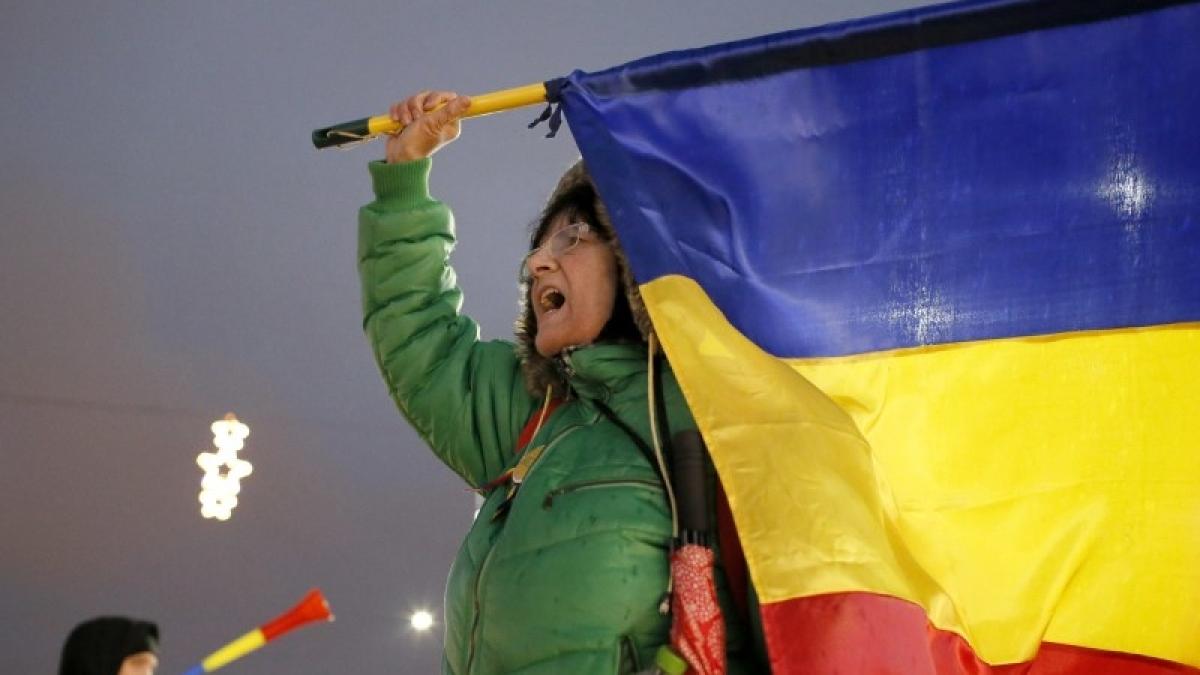 Mii de oameni au ieşit în stradă sâmbătă seara în marile oraşe din ţară