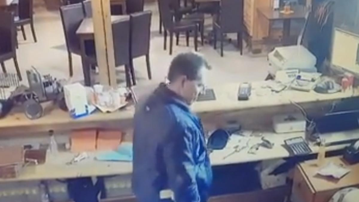 un hot a fost filmat in timp ce fura dintr un restaurant din arad video