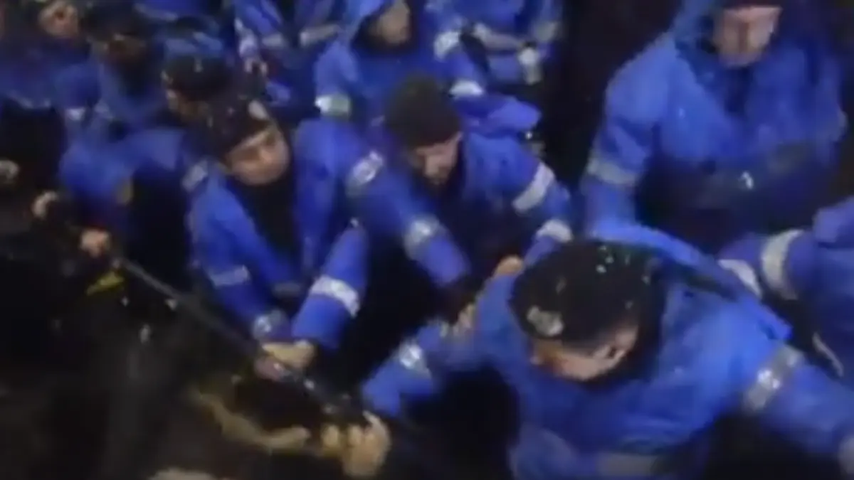un jandarm a fost filmat in timp ce loveste manifestanti din piata universitatii video