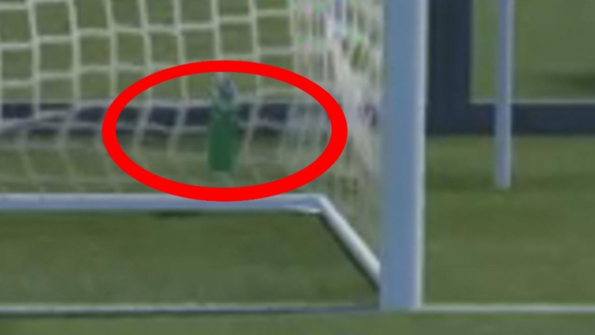 a urinat intr o sticla si a aruncat o in spatele portii adverse scene halucinante la un meci din