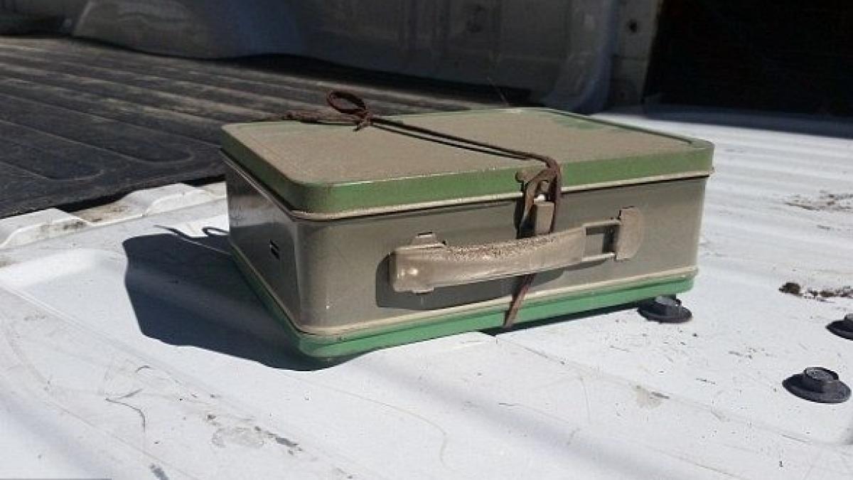 au inceput sa si renoveze casa iar cand au ajuns la subsol au incremenit au gasit o valiza ascunsa