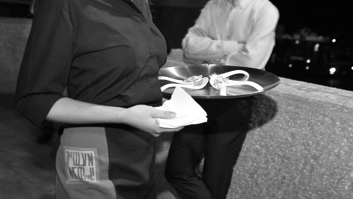 au intrat intr un restaurant au mancat o friptura si au baut o apa plata cand a venit nota de plata