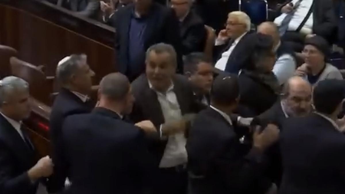 bataie intre parlamentari in timpul unui discurs de la ce a pornit totul