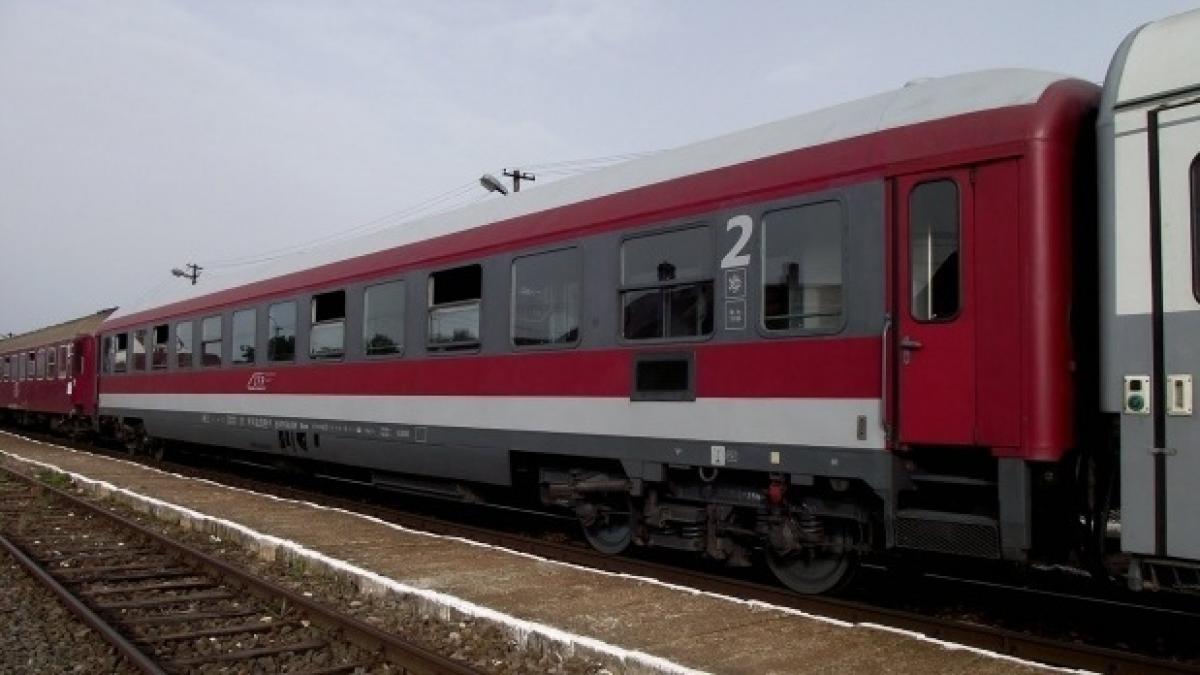 o femeie si a pierdut viata dupa ce masina in care se afla a fost acrosata de un tren