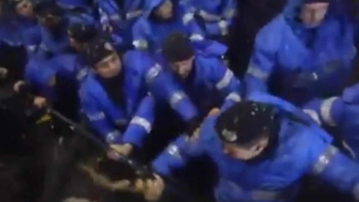 sora jandarmului violent care a lovit protestatarii a fost condamnata la inchisoare