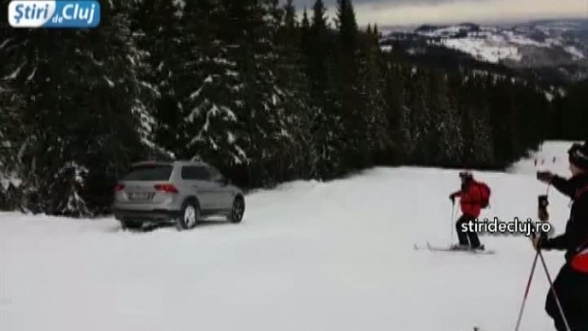 un sofer din cluj a intrat cu masina pe partie printre schiori