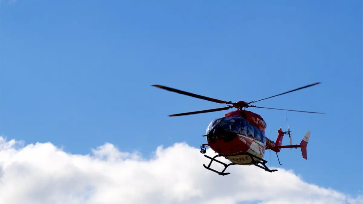 patru persoane si au pierdut viata dupa ce un avion si un elicopter s au izbit unul de altul