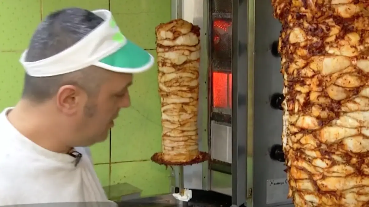 putini romani stiu ce mananca shaorma cu de toate trece la un nivel periculos carne cu mucegai si