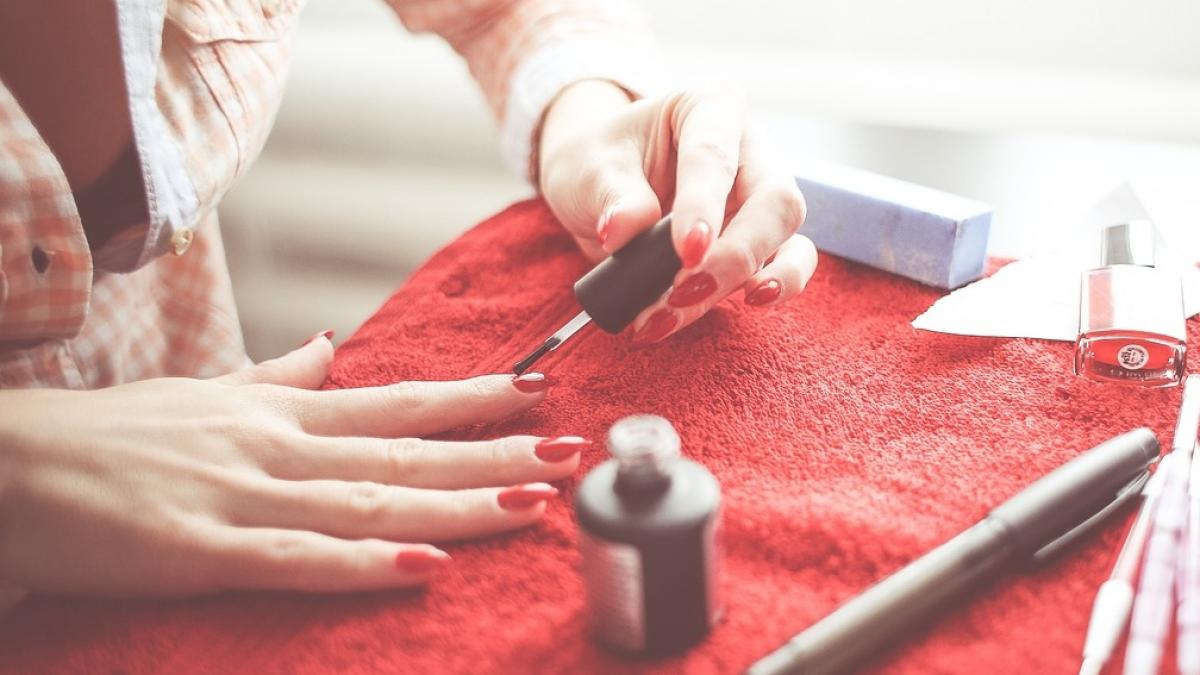 greseala pe care o fac toate femeile cand aplica lacul de unghii