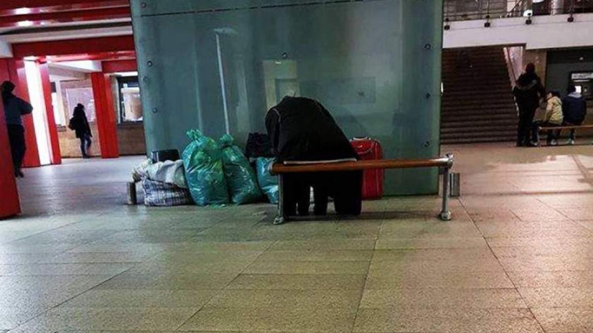 o batrana a fost abandonata de familia ei in gara din craiova i au spus sa astepte dar deja a
