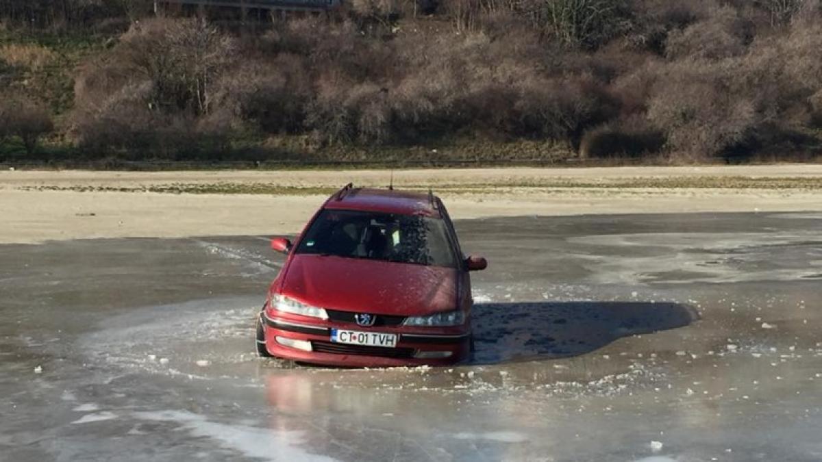 un roman a intrat cu masina pe gheata de la malul marii apoi a ramas blocat foto