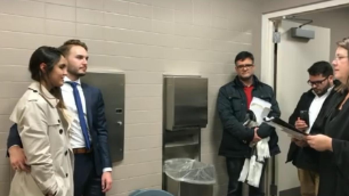 visau la o ceremonie ca n povesti dar au ajuns sa se casatoreasca intr o toaleta motivul i a